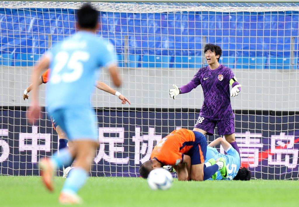 开云电竞手机版-门将牟鹏飞表现神勇屡献神扑，青岛海牛客场一球小负遭遇开局两连败